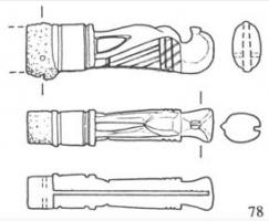 CNF-4038 - Canif : aigle
os, fer
Couteau pliant dont le manche, fendu au revers pour l'insertion de la lame repliée, figure un aigle aux ailes repliées.