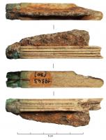 CNF-4043 - Canif à manche cannelé
fer, os
Canif à simple manche d'os rectiligne, de section rectangulaire et cannelé sur la face externe; virole de bronze sur l'articulation à axe en fer; lame de fer.