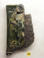 CNF-4047 - Canif
bronze
TPQ : 200 - TAQ : 400
Le manche en alliage cuivreux, de forme rectangulaire n'était-ce la partie qui recevait la pointe de la lame repliée, porte sur chaque face un relief plat, figurant Mars debout, nu, appuyé sur une lance.