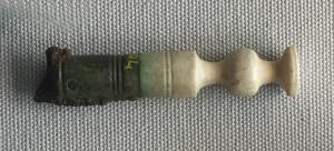 CNF-4057 - Canif à profil mouluré
os, bronze, fer
TPQ : 300 - TAQ : 400
Canif à manche très court, le corps tourné ne comprend que quelques moulures (section circulaire) sommées par un balustre. Une virole en alliage cuivreux est parfois conservée.