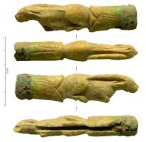 CNF-4061 - Canif : oryx
fer, os
TPQ : 150 - TAQ : 300
Manche de canif (lame pliante), en forme d'oryx couché, émergeant d'un fleuron végétal ; virole en alliage cuivreux.
