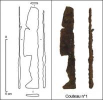 CNF-4063 - Canif en fer
fer
TPQ : 1 - TAQ : 400
Petit couteau ou canif à lame triangulaire et dos rectiligne. La soie de section rectangulaire adopte un plan triangulaire est dotée d'une protection de type mitre sur son pommeau protégeant ainsi l'extrémité d'un manche en matériau périssable sur toute la hauteur de la lame.