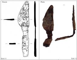 CNF-4064 - Canif 
fer
Canif à soie plate de forme et de section rectangulaire s'affinant au niveau de sa jonction avec la lame. C’est à hauteur de ce décrochement qu’une virole ou un embout devait maintenir le manche de l'objet. La lame présente un tranchant de plan convexe et de section triangulaire.