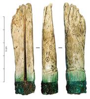 CNF-4087 - Canif : pied humain
fer, os
TPQ : 200 - TAQ : 400
Canif dont le manche figure un pied humain, nu ; décor d'ocelles ; le traitement de la partie au contact de la virole peut représenter un vêtement de type guêtre.