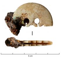 CNF-4100 - Canif : pelte
fer, os
Canif dont la lame se replie dans un manche en forme de pelte.