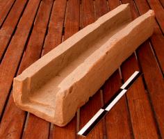 CNL-4001 - Canalisation ouverte
terre cuite
Canal de section rectangulaire, ouverte par dessus ; les extrémités mâle et femelle comportent des encoches et emboîtements permettant une bonne jonction entre plusieurs segments similaires.