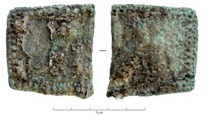 COF-4007 - Décor de coffret en tôle, ponctuations
bronze
Décor constitué de plaques de tôle, approximativement rectangulaires, formant des angles droits et fixées sur le support en bois par de petits clous en fer ; faces bordées de lignes de points obtenues au repoussé.