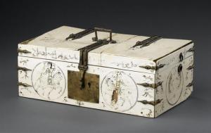 COF-6001 - Coffret
ivoire, bronze
Coffret en plaques d'ivoire lisse, peintes : parfois cavaliers inscrits dans des médaillons circulaires.