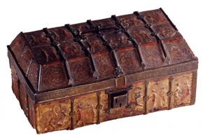 COF-7002 - Coffret
bois, cuir, fer
Coffret parallélépipédique, le couvercle à 4 pans obliques encadrant un paneau rectangulaire équipé d'une poignée de transport. Ferrures interrompues par des fleurons sur toute la surface de la casse et du couvercle, serrure-boîtier en façade ou serrure à moraillon.