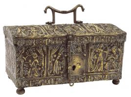 COF-7003 - Coffret
bronze doré
Coffret parallélépipédique à couvercle à trois pans, formant bâtière, en bronze orné au repoussé;  anse, serrure et moraillon en fer forgé.