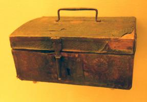 COF-8001 - Coffret
bois, cuir, bronze
Coffret parallélépipédique à couvercle plat, en bois recouvert de cuir, anse, serrure et moraillon en bronze.