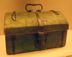 COF-8003 - Coffret
bois, parchemin, fer
Coffret parallélépipédique à couvercle arrondi, en bois recouvert de parchemin teinté, anse, serrure et moraillon en fer forgé.