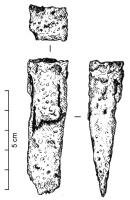 COI-4001 - Coin
fer
Coin en fer, de section carrée ; profil triangulaire pouvant aller vers une ogive tendue ; table quadrangulaire avec traces de percussion.
