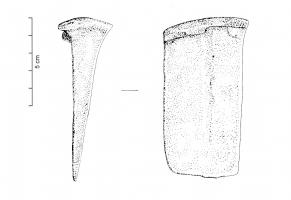 COI-7001 - Coin 
fer
Coin de profil triangulaire avec très fortes traces de percussions à la tête.