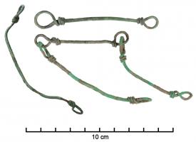 COL-4016 - Collier à anneaux filiformes
bronze
Chaîne composées d'anneaux filiformes. Chaque anneau est réalisé à partir d’un fil dont les extrémités sont terminées par un enroulement passant dans l’anneau suivant.