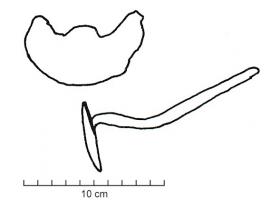COP-4005 - Couteau demi-lune à lame déportée
fer
Outil à lame en demie-lune ou en croissant, doté d'un manche perpendiculaire, parfois terminé par un retour à l'équerre. En position fonctionnelle, la lame possède un profil oblique, dirigé vers le manche.