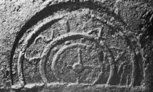 COV-4033 - Tuile estampillée ASINA
terre cuite
Tuile estampillée ASINA (ou ASINA.FE) (semi-circulaire) ; au centre, roue à quatre rayons.