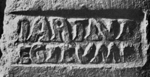 COV-4049 - Tuile / brique estampillée MARINI LEGITVMI
terre cuite
Tuile ou brique estampillée MARINI / LEGITVMI, dans un cartouche rectangulaire.