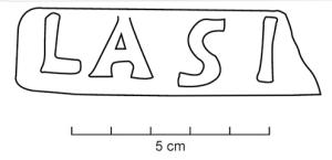 COV-4074 - Tuile estampillée LASI
terre cuite
Tuile estampillée LASI., dans un cartouche rectangulaire.
