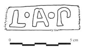 COV-4104 - Tuile estampillée L.A.P
terre cuite
TPQ : -30 - TAQ : 300
Tuile estampillée L.A.P.