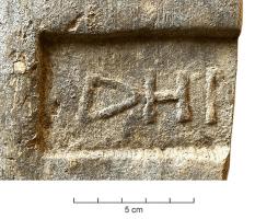 COV-4342 - Tuile estampillée ΔΗΜ
terre cuite
Tuile estampillée ΔΗΜ, dans un cartouche rectangulaire.