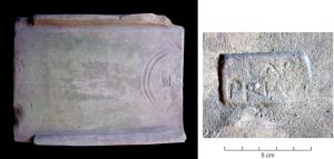 COV-4358 - Tuile estampillée CLARI PRIAMIterre cuiteTPQ : -30 - TAQ : 300Tuile estampillée [C]LARI / PRIAMI (ligature AMI), dans un cartouche rectangulaire.