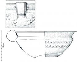 CPE-1003 - Coupe de type Kirkendrup-Jenisovice : tasse à anse rubanée
bronze
Coupe en tôle martelée, à bord déversé, pourvue d'une anse rubanée rivetée ; le profil dégage une sorte de col au-dessus d'une carène anguleuse, la panse est tronconique et marquée le plus souvent de cannelures concentriques à la base ainsi que, dans sa partie supérieure, de lignes de perles et de globules ; anse décorée de motifs géométriques simples, formée d'un ruban de tôle élargi au niveau des rivets de fixation.