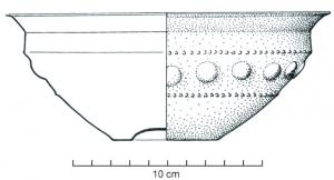CPE-1005 - Coupe de type Kirkendrup-Jenisovice
bronze
Coupe en tôle martelée, à bord déversé, sans anse ; le profil dégage une sorte de col au-dessus d'une carène anguleuse, la panse est tronconique et décorée le plus souvent d'une ou plusieurs lignes de globules encadrées par des lignes de perles ; les exemplaires sans décor sont relativement rares ; fond annulaire ou marqué d'ondulations concentriques.