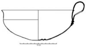 CPE-1011 - Coupe à anse en bronze
bronze
Coupe en tôle de bronze à une anse verticale rivetée dépassant l'ouverture; bord divergent; épaule carénée; fond annulaire bas ou à double ondulation.