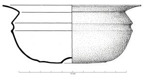 CPE-2010 - Bol cannelé
bronze
Bol globulaire surbaissé, avec une lèvre oblique déversée et une large cannelure à mi-panse; fond pourvu d'un petit ombilic martelé.