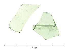 CPE-4004 - Coupe côtelée précoce
verre
Embouchure large à bord droit, légèrement évasé, adouci au feu ; panse hémisphérique, basse, à décor côtelé convergeant vers le fond convexe ; parois épaisses, rainures internes sur le bord et à mi-panse. Verre moulé.