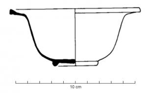 CPE-4008 - Coupelle à marli
bronze
Coupelle à paroi sinusoïde, posée sur un pied annulaire, et pourvue d'un bord horizontal déversé formant un marli plus ou moins net ; lèvre épaissie ; forme généralement étamée.