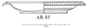CPE-4063 - Coupe / Assiette AR 85
verre
Assiette plate, fond plat reposant sur un fond annulaire ; bord enroulé et déversé vers l'extérieur, marqué d'une série d'encoches sur le pourtour.