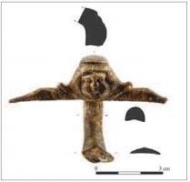 CPE-4075 - Coupe type Bienert 58
bronze
Coupe basse, sur fond annulaire, équipée de deux anses surélevées venant se poser sur le bord (têtes d'oiseaux aquatiques encadrant un masque) et au bas de la panse.