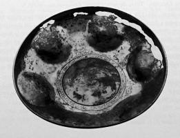 CPE-4076 - Coupe à alvéoles
argent
Coupe basse dont la panse largement ouverte est creusée de plusieurs alvéoles encadrant un médaillon central incisé.