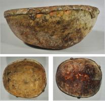 CPE-9002 - Kapâla tibétain
bronze, os
Coupe rituelle constituée d'une section de calotte crânienne humaine, revêtue sur sa paroi interne d'une feuille argentée repliée sur le bord, dont la limite inférieure est bordée de têtes de mort en tôle estampée, également argentées.