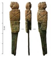 CPO-3001 - Coupe-ongle
bronze, os
Ustensile de toilette constitué d'une lame en bronze à pointe bifide (fente pour couper l'ongle) rivetée dans la fente d'un manche en os, à décor incisé.