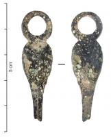 CPO-4020 - Coupe-ongle : type à épaules hautes
bronze
Coupe-ongles (anc. scalptorium) dont la bélière est placée sur un plan parallèle au corps, de section plane ou rubanée, s'élargissant près de l'attache pour former des épaules hautes et arrondies. Le décor consiste généralement en une incision verticale sur le corps, mais on constate parfois une incision marginale.