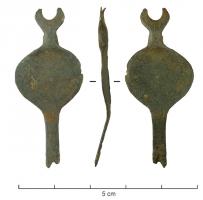 CPO-4021 - Coupe-ongle à corps renflé
bronze
Coupe-ongle (anc. scalptorium) découpé dans une feuille d'alliage cuivreux dont la bélière est placée sur un plan parallèle au corps, de section plane ou rubanée. La caractéristique principale du groupe est la présence d'épaules marquées sous une attache généralement étroite. Sous cet élargissement dont la forme peut varier considérablement, le corps a tendance à être allongé et étroit.