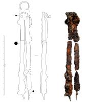 CPS-4001 - Compas
fer, plomb
Compas (circinus) dont les deux branches, en fer, sont reliées par un axe souvent bloqué par une clavette trapézoïdale, permettant le blocage comme le démontage de l'instrument. Les pointes comportent parfois des extrémités efillées en plomb, servant à marquer bois, la pierre ou même un support tendre comme le papyrus. Au sommet de l'objet, parfois une bague pouvant faciliter le transport.