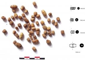 CPT-9004 - Chapelet à grains en os moulurés striés
os
Grains en os moulurés, grains en forme de tonneau allongé et grain (séparation du collier du pendentif) en forme de balustre moulurée.