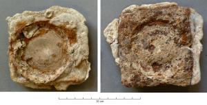 CRA-4001 - Scellement de crapaudine
plomb
Scellement en plomb pour crapaudine en fer (traces d'oxydes), ou plus rarement en alliage cuivreux : coulé dans la dépression creusée à cet effet dans le seuil, il adopte la forme de son logement et porte sur la face supérieure l'empreinte de la crapaudine rectangulaire ou circulaire qui y est insérée à chaud. Au revers, on observe parfois l'empreinte d'un dispositif de calage destiné à assurer la fixation de l'ensemble dans le seuil.
