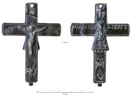 CRF-9012 - Crucifix : ND de Liesse
bronze
Crucifix double face, d'un côté le Christ avec les instruments de la passion, INRI au-dssus, crâne avec tibias entrecroisés sous les pieds; sur l'autre face, Vierge dans un long manteau, NDAME DE / LIESSE; dessous, monogramme MA, cœur.
