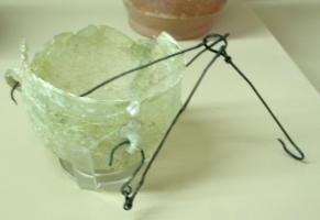 CRL-4002 - Suspension de lampe
bronze
Suspension en fil de bronze mince, comportant trois crochets filiformes rassemblés par un anneau et suspendu à un quatrième crochet identique : suspension de lampe en verre avec 3 petits anneaux latéraux.