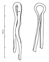 CRP-4013 - Crampon
bronze
Crampon pouvant servir de gond de meuble (porte ou couvercle) : partie fixée dans le battant, sous la forme d'une tige formant une boucle adaptée au diamètre de la partie mâle ; elle se prolonge par des extrémités qui peuvent être recourbées après être passées à travers le bois.