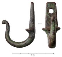 CRS-4001 - Crochet
bronze
Crochet coulé, plat au revers avec une languette verticale percée au sommet, butée ; tige effilée et recourbée en crosse à l'extrémité du crochet.