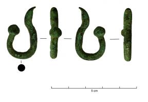 CRS-4019 - Crochet bouleté
bronze
Petit crocheté ouvert; une extrémité est bouletée, l'autre incomplète.