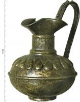 CRU-2006 - Cruche
bronze
Cruche à bec tréflé, col cylindrique et panse symétrique, formée de deux coques serties ; donc annulaire ; anse surélevée ornée de bossettes.