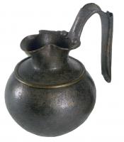 CRU-2007 - Cruche
bronze
Cruche à bec tréflé, col court, panse subsphérique sertie au col sur l'épaule ; anse surélevée formée de deux tôles serties.