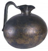 CRU-2008 - Cruche
bronze
Cruche martelée (d'un seul tenant), col court et bec tréflé, panse subsphérique ; anse surélevée.